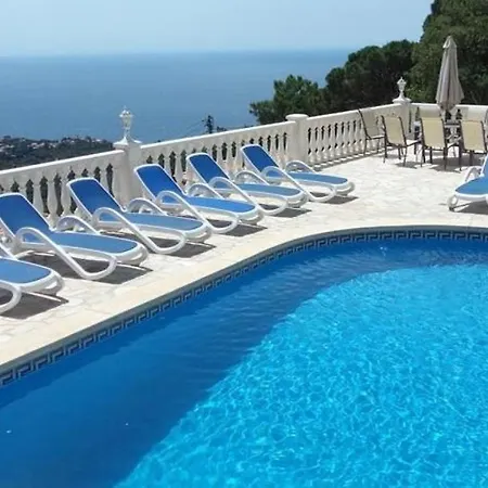 Sleeps 17 Pool Wifi